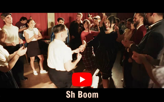 Man sieht Tänzer ausgelassen tanzen. Darunter steht der Songtitel "Sh Boom" mit dem YouTube Logo darüber.
